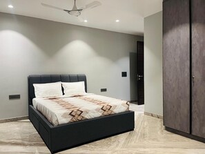 3 bedrooms, in-room safe, WiFi, bed sheets - Leo Urban stäyz®  Premium 3BR in Delhi with AC, WiFi (Delhi)