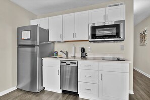Fridge, microwave, oven, stovetop - Summer Sands Latitude Adjustment Room 304 (Wrightsville Beach)