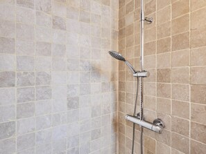 Ducha, secador de pelo, toallas
