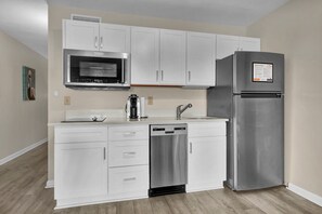 Kjøleskap, mikrobølgeovn, ovn og kokeplater