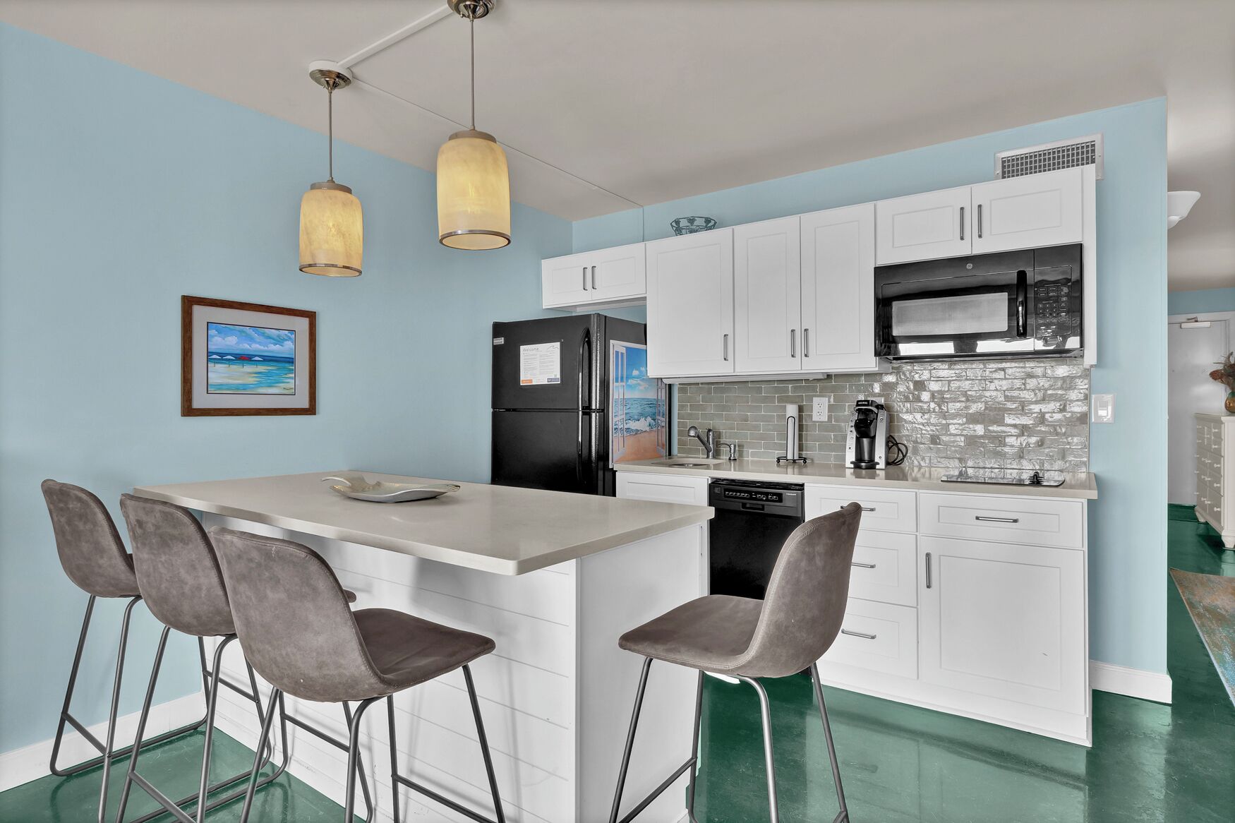 Réfrigérateur, micro-ondes, plaque de cuisson, lave-vaisselle