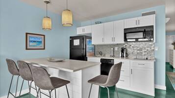 Réfrigérateur, micro-ondes, plaque de cuisson, lave-vaisselle