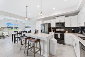 Fridge, microwave, oven, stovetop - 3121-103 Resort Lake View Disney Universal Orlando (Kissimmee)