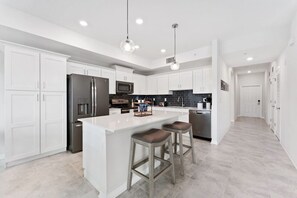 Fridge, microwave, oven, stovetop - 3121-103 Resort Lake View Disney Universal Orlando (Kissimmee)