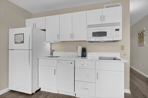 Jääkaappi, mikroaaltouuni, liesi, astianpesukone