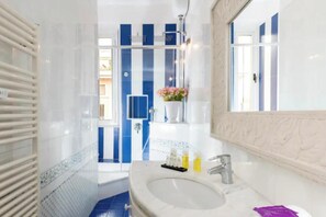 Hair dryer, bidet, towels, soap - Romantic Retreat with St. Peter's Dome View (Roma)