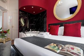 3 bedrooms, in-room safe, desk, iron/ironing board - Romantic Retreat with St. Peter's Dome View (Roma)