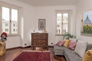 Smart TV - Romantic Retreat with St. Peter's Dome View (Roma)