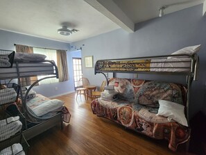 4 soveværelser, skrivebord, strygejern/strygebræt, weekendseng