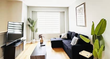 Entire house sleeps upto 12guest+ with parking clean,stylish pet/family friendly