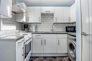 Mikrowelle, Ofen, Kochgeschirr/Geschirr/Besteck, Esstisch