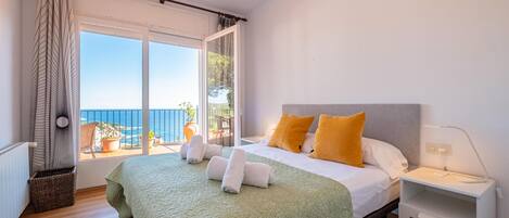 3 dormitorios y tabla de planchar con plancha