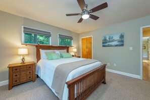 3 habitaciones, escritorio y tabla de planchar con plancha 