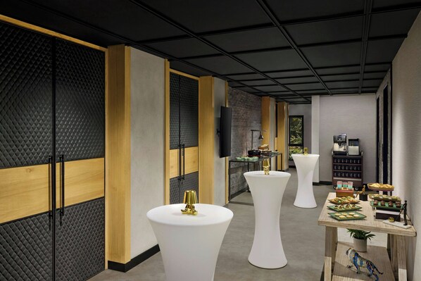 Un intérieur moderne avec des tables rondes blanches, un mur en briques et un décor mural en panneaux de bois.