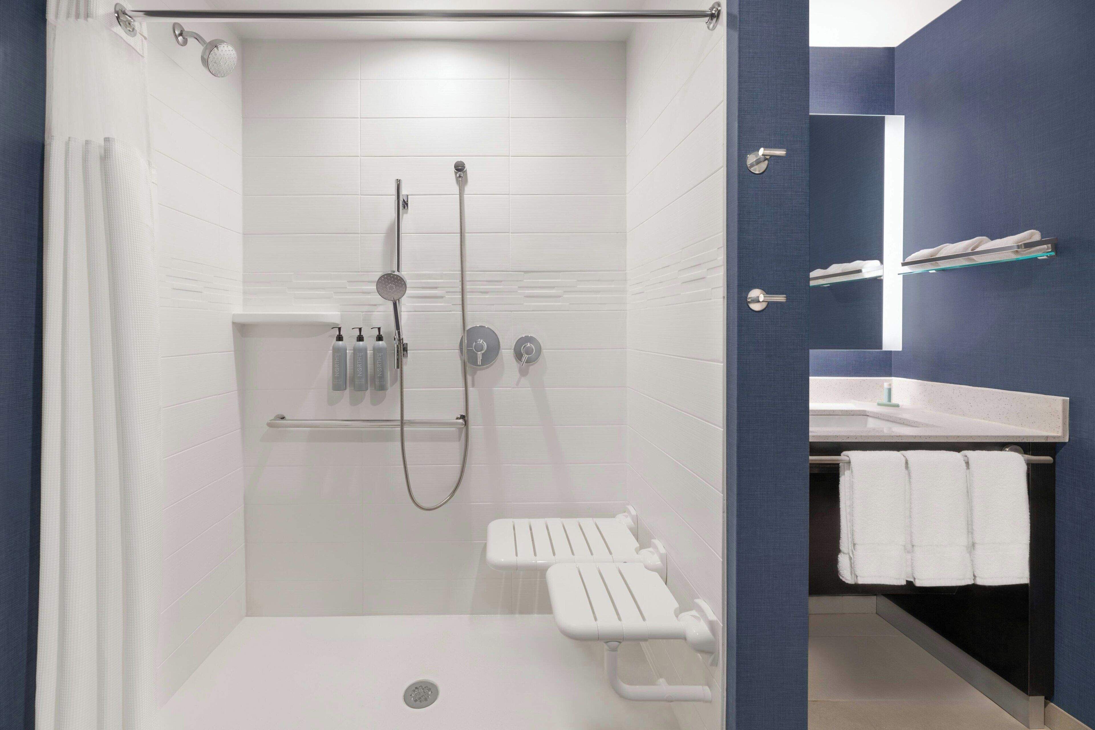 Ein modernes Badezimmer mit Dusche, Toilette und Waschbecken.