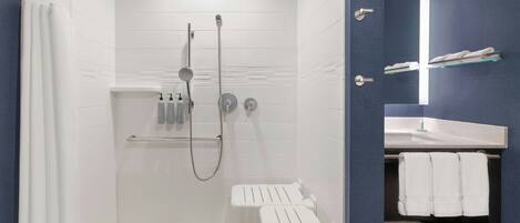 Ein modernes Badezimmer mit Dusche, Toilette und Waschbecken.