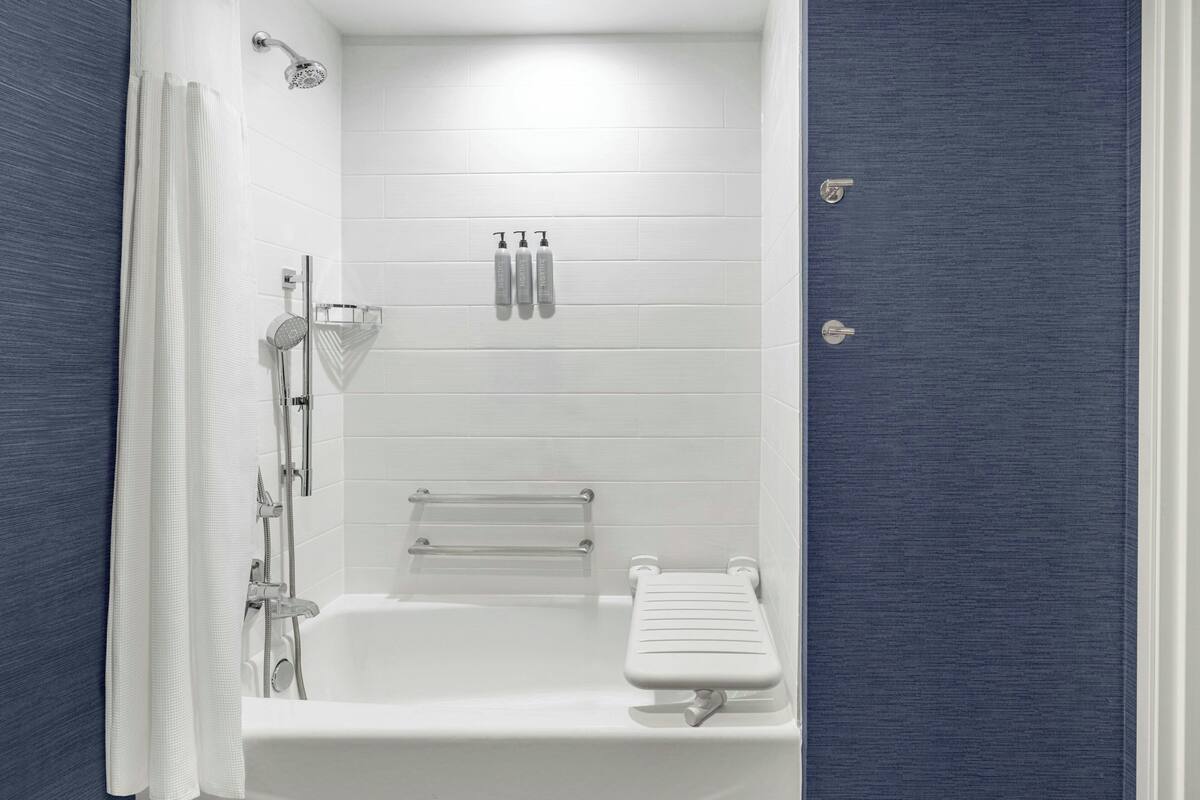 Une salle de bain avec une douche, une baignoire et des toilettes.