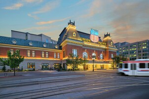 Un edificio histórico con un letrero del Ferrocarril Union Pacific, un restaurante llamado Ashier Adams y un sistema de tranvías.