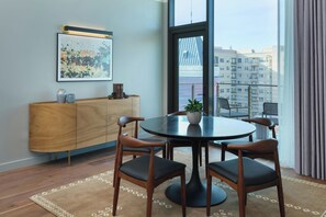 Appartement Penthouse, 1 chambre, dans la tour (Urban, View) | Literie hypoallergénique, coffre-fort, bureau