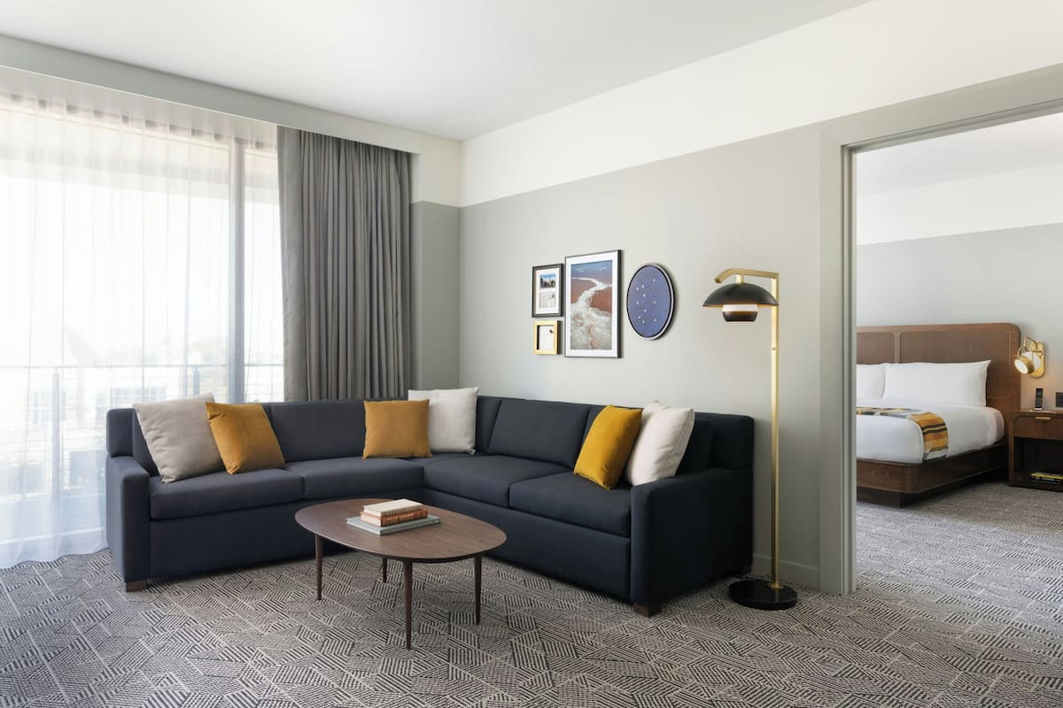 Suite, 1 soverom, balkong, tårn (Tower) | Oppholdsrom | En 65-tommers LED-TV med kabel-kanaler