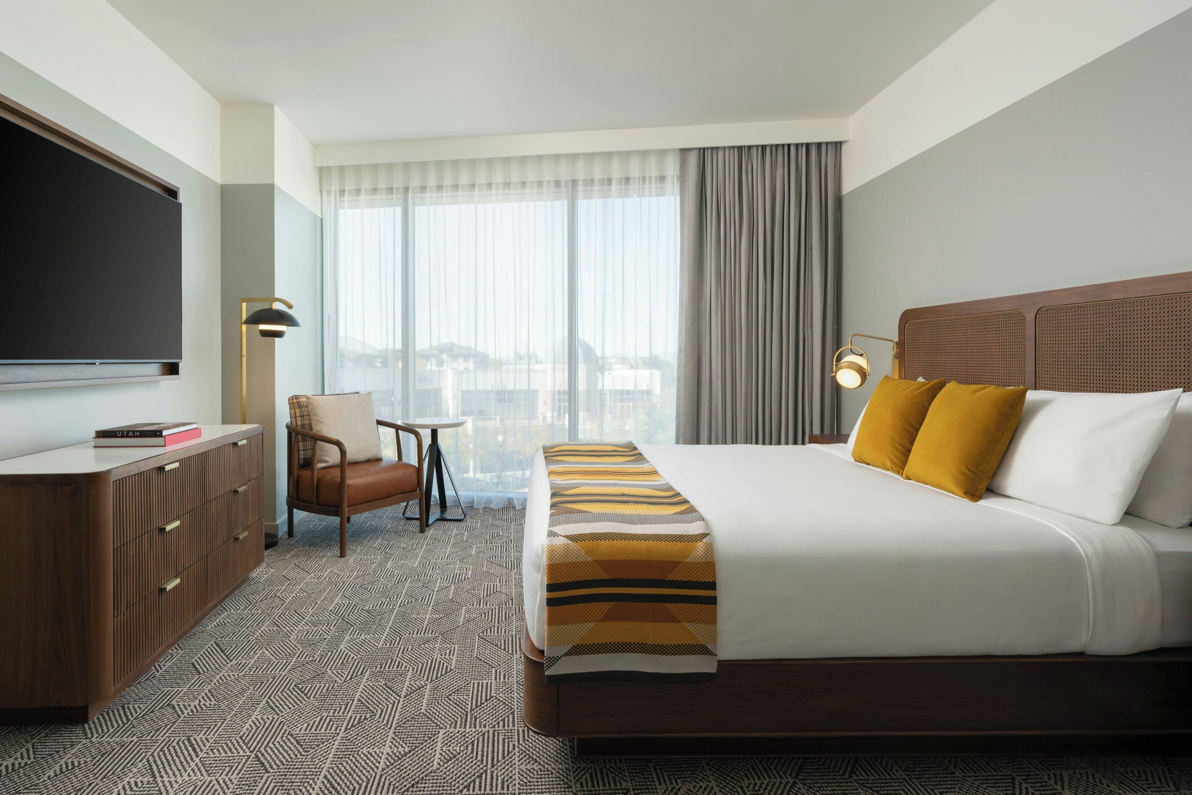 Hypo-allergenic bedding, in-room safe, desk, laptop workspace