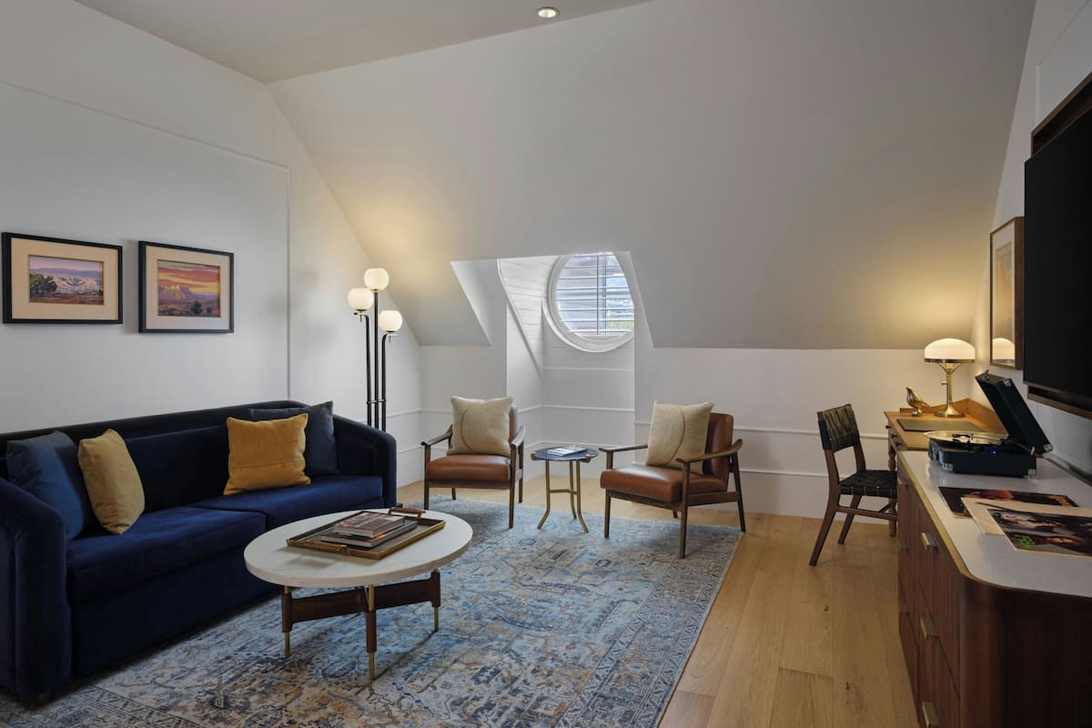Wallace Historic, 1 Bedroom Suite, 1 King, Sofa bed, Downtown view