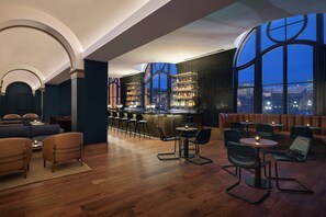 2 bars/lounges