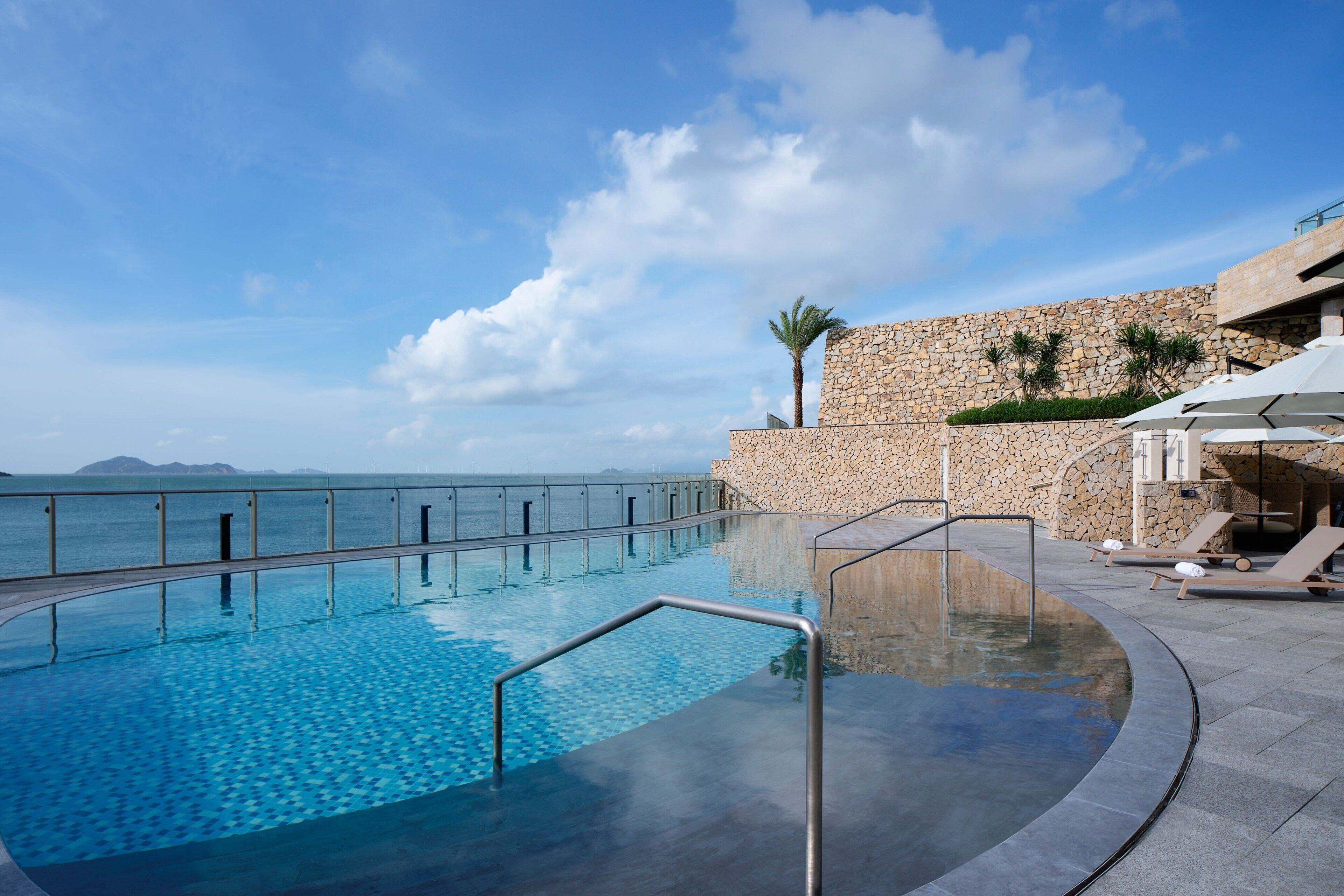 4 สระว่ายน้ำกลางแจ้ง