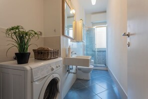 Appartement, balcon | Salle de bain