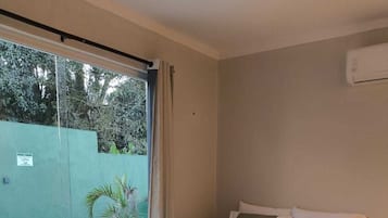 Quarto duplo conforto, banheiro privativo | Cortinas blackout