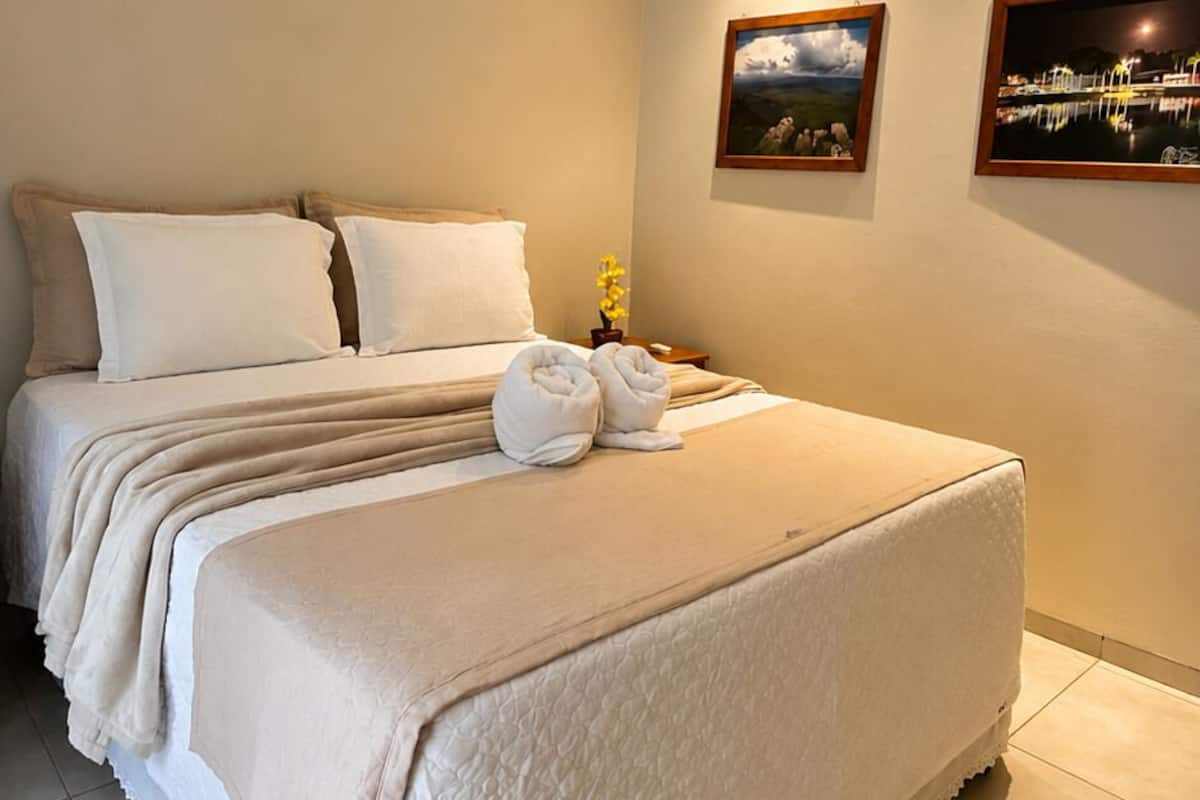 Deluxe Twin kamer, uitzicht op zwembad | Kamervoorziening
