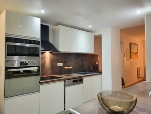 Een koelkast, een microgolfoven, een oven, een kookplaat