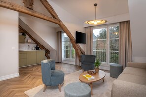 Leilighet – deluxe | Oppholdsområde | En 40-tommers smart-TV med Parabol-TV samt kontorer