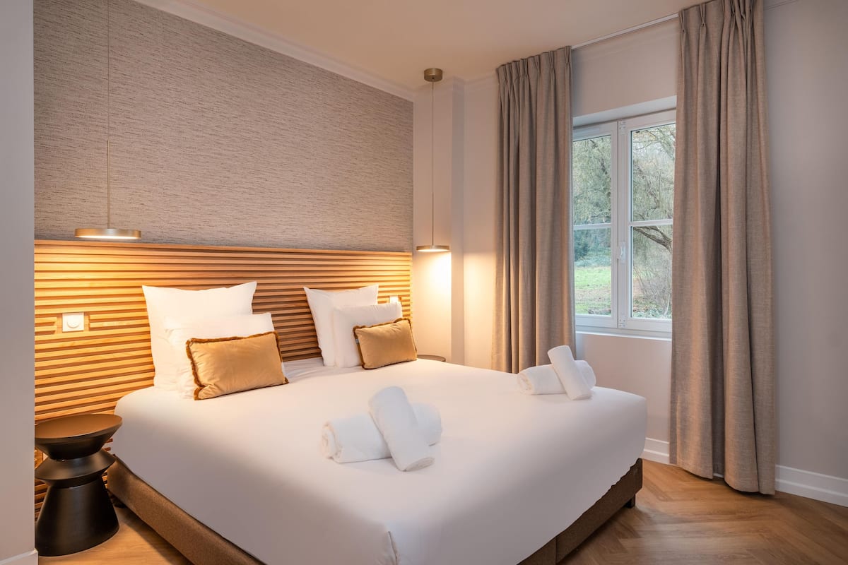 Premium bedding, memory-foam beds, blackout curtains, soundproofing
