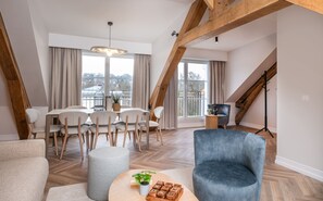 Leilighet – deluxe | Oppholdsområde | En 40-tommers smart-TV med Parabol-TV samt kontorer