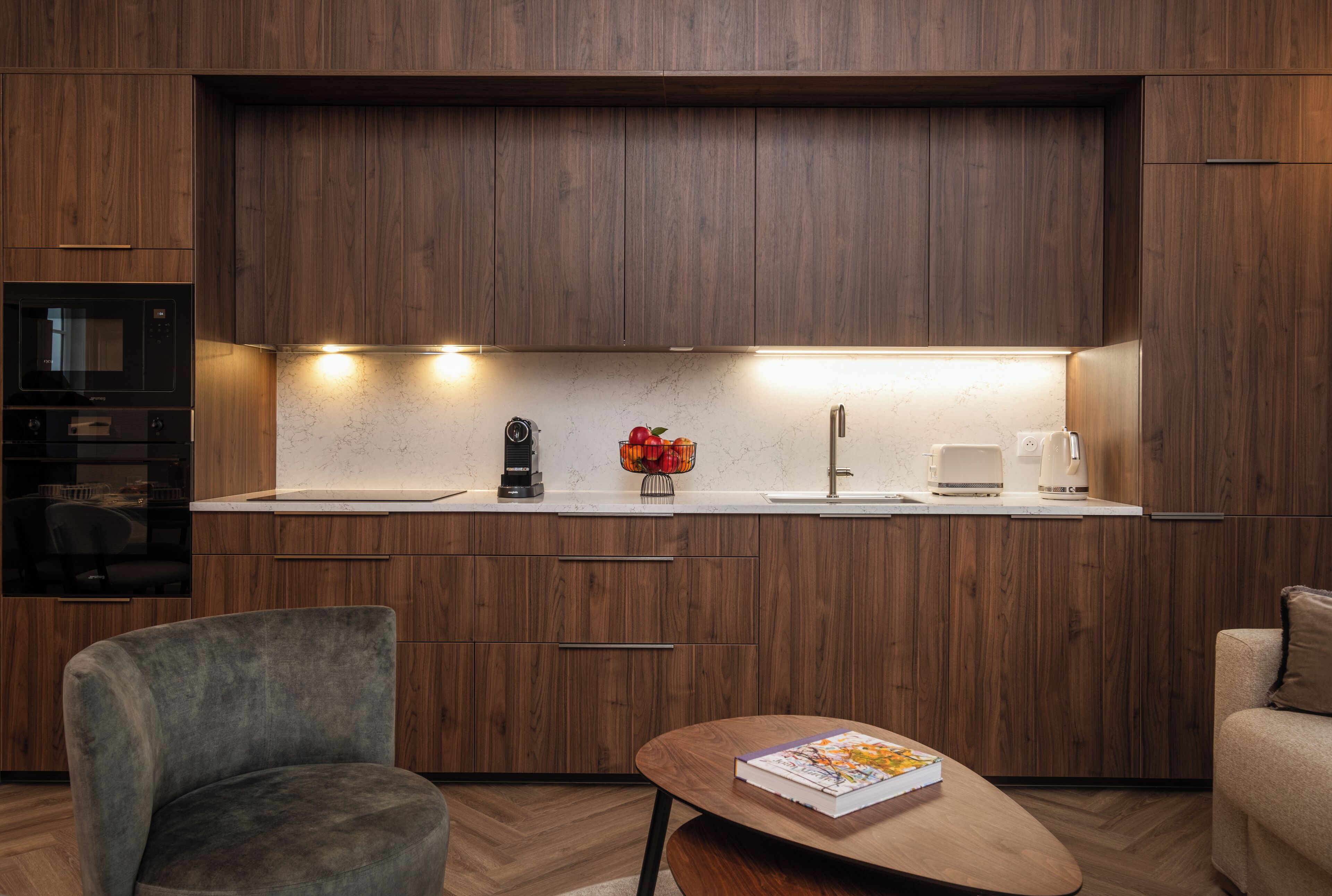 冷蔵庫、電子レンジ、オーブン、コンロ