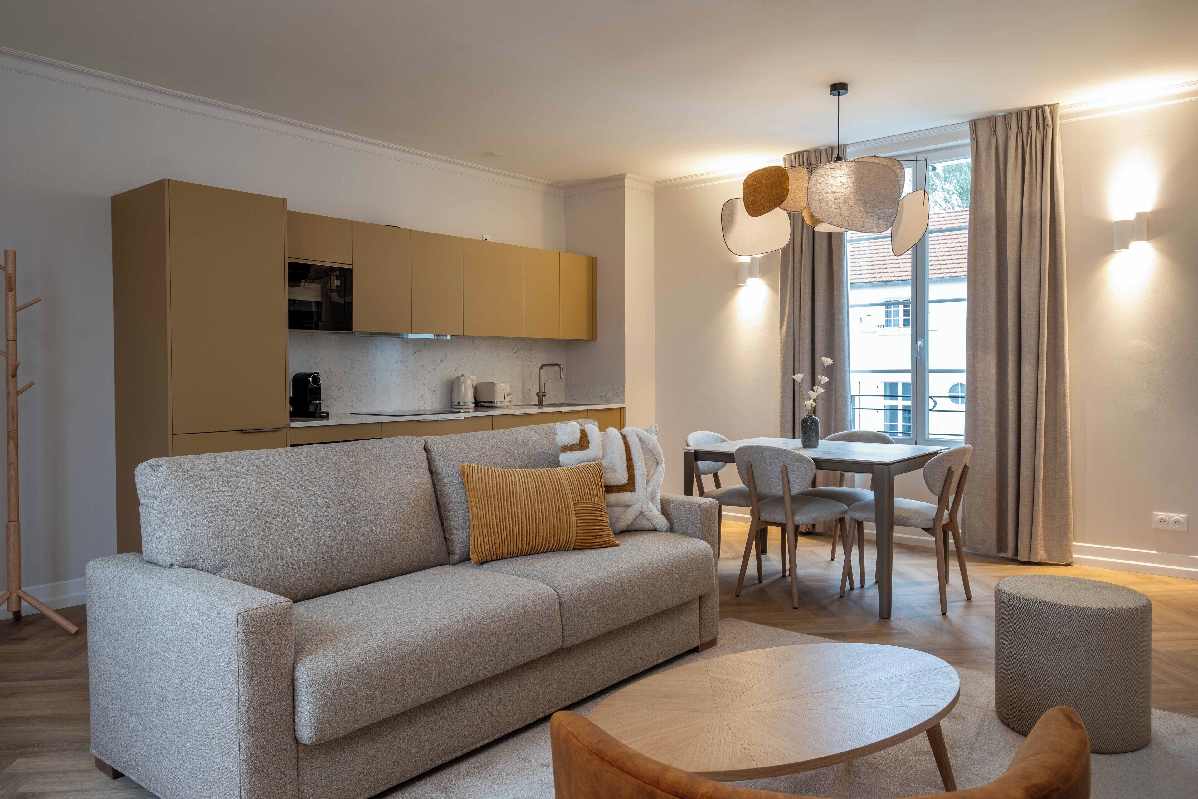 Appartement Confort avec Terrasse | リビング エリア | 40 インチのスマートテレビ (衛星放送視聴可)、書斎 / ワークスペース