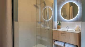 Superior appartement | Badkamer | Een haardroger, handdoeken, zeep, shampoo