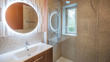 Secador de cabelo, toalhas de banho, sabonete, shampoo