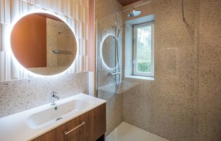 Secador de pelo, toallas, jabón, shampoo