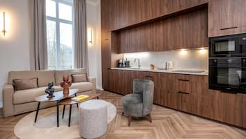 Superior appartement | Privékeuken | Een koelkast, een microgolfoven, een oven, een kookplaat