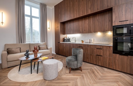 Superior Apartment | Private kitchen | Fridge, microwave, oven, stovetop