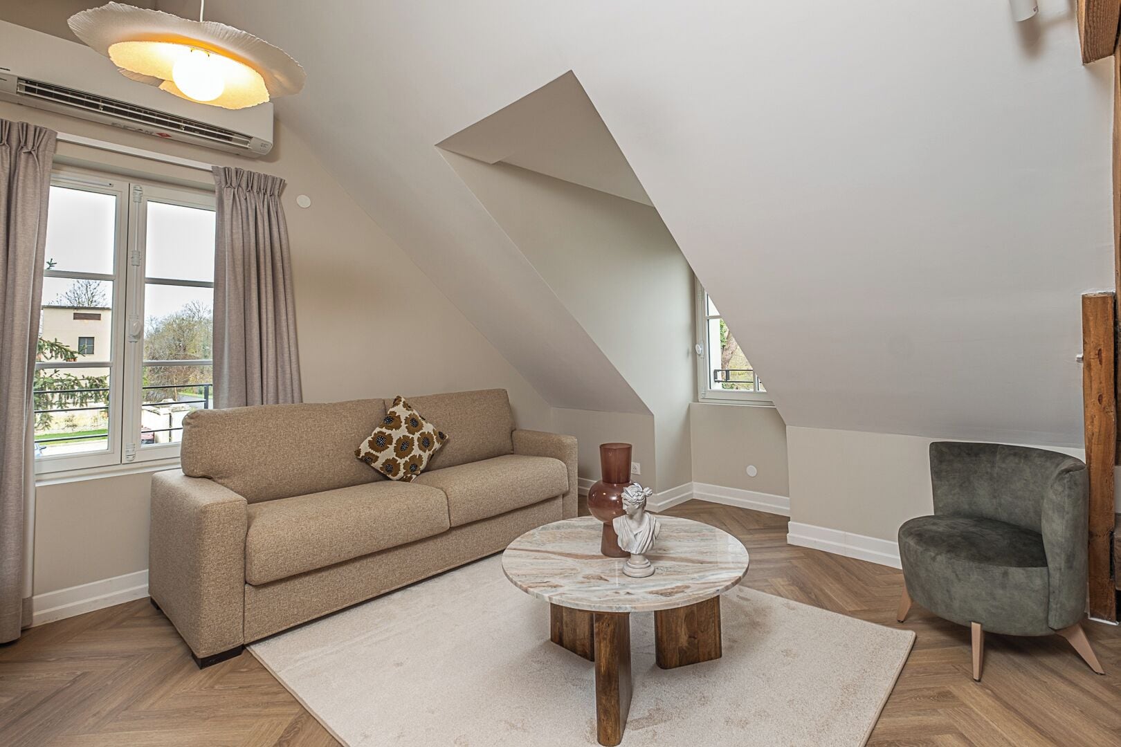 Apartamento superior, 2 habitaciones | Sala de estar | Smart TV de 40 pulgadas con canales por satélite, una oficina