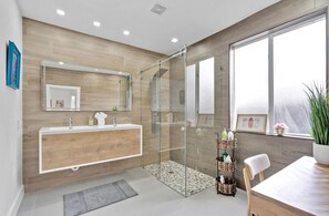 Shower, hair dryer, towels, soap - Delightful 4-bedroom house in Miami tropical  Paradise and so much fun  (Miami)