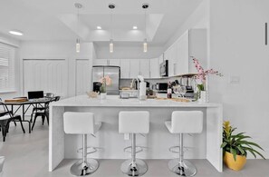 Private kitchen - Delightful 4-bedroom house in Miami tropical  Paradise and so much fun  (Miami)