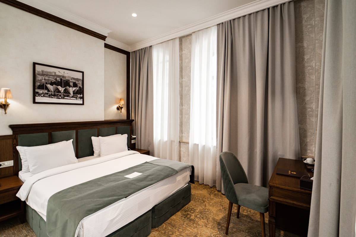 Deluxe-Doppel- oder -Zweibettzimmer | Italienische Bettbezüge von Frette, hochwertige Bettwaren, Schreibtisch