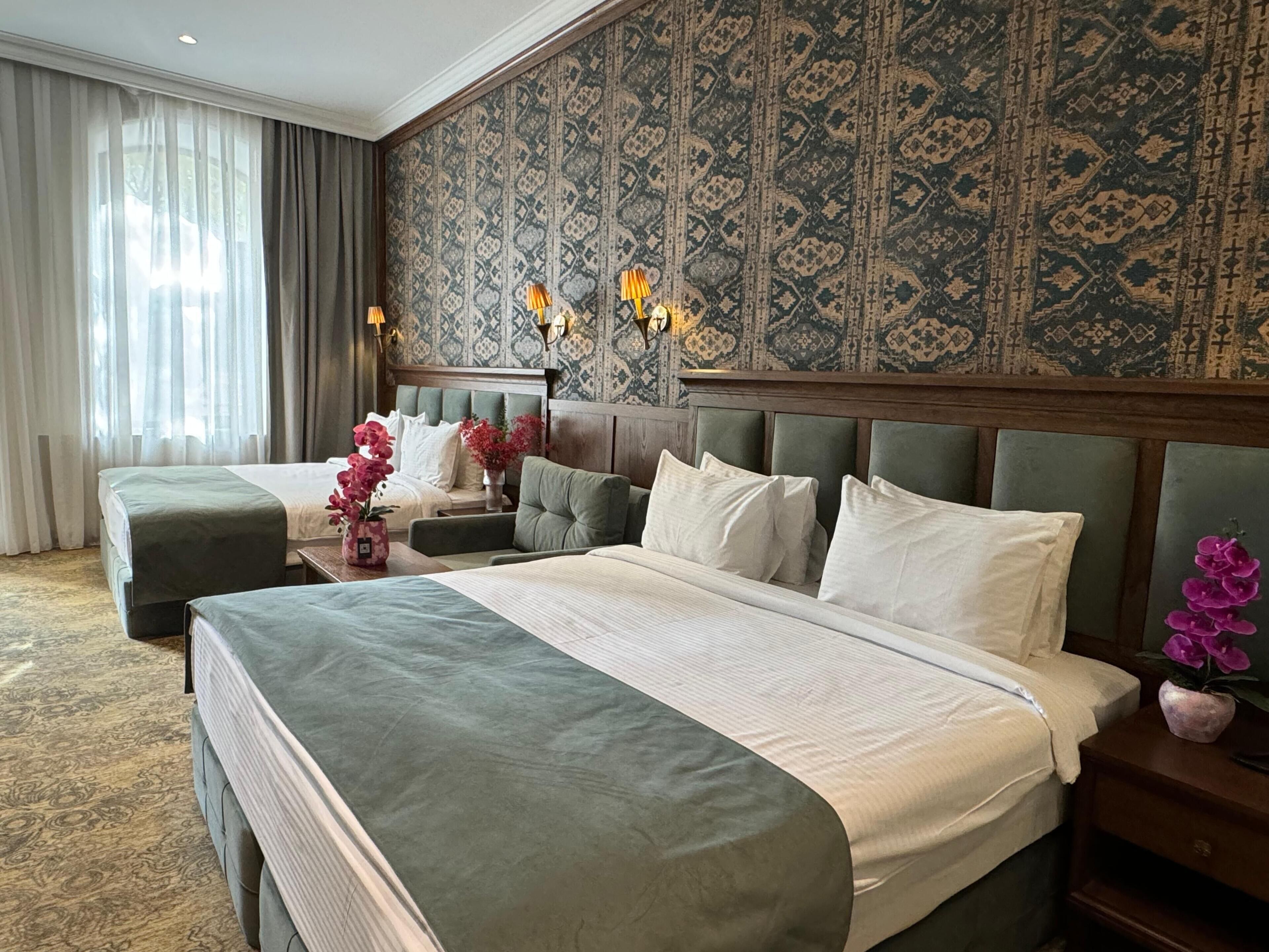 Familie vierpersoonskamer | Italiaanse Frette-lakens, luxe beddengoed, een bureau