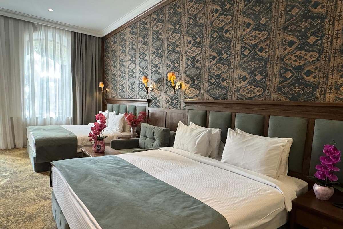 Quarto quádruplo família | Lençóis italianos Frette, roupas de cama premium, escrivaninha
