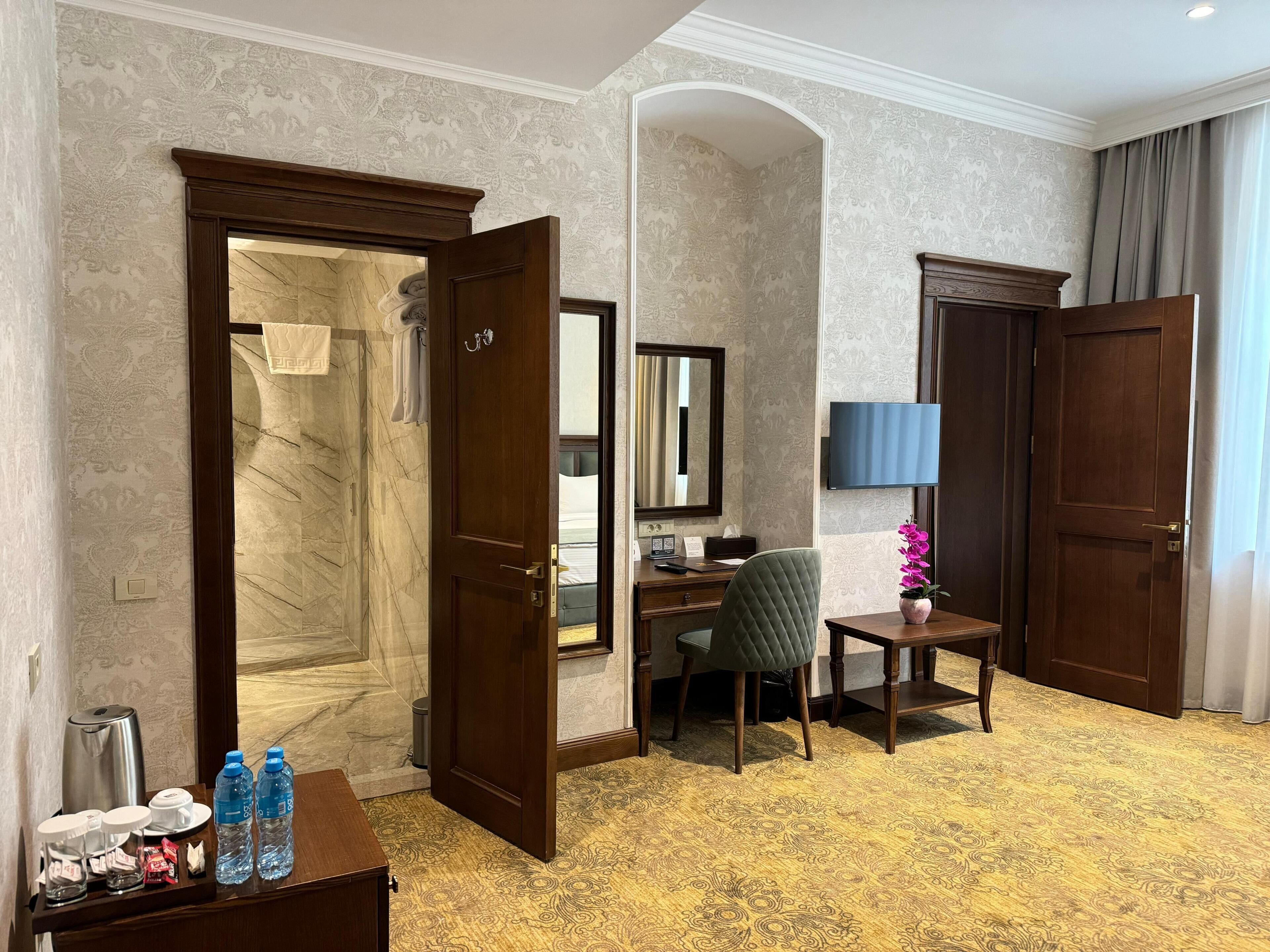 Familie suite | Italiaanse Frette-lakens, luxe beddengoed, een bureau