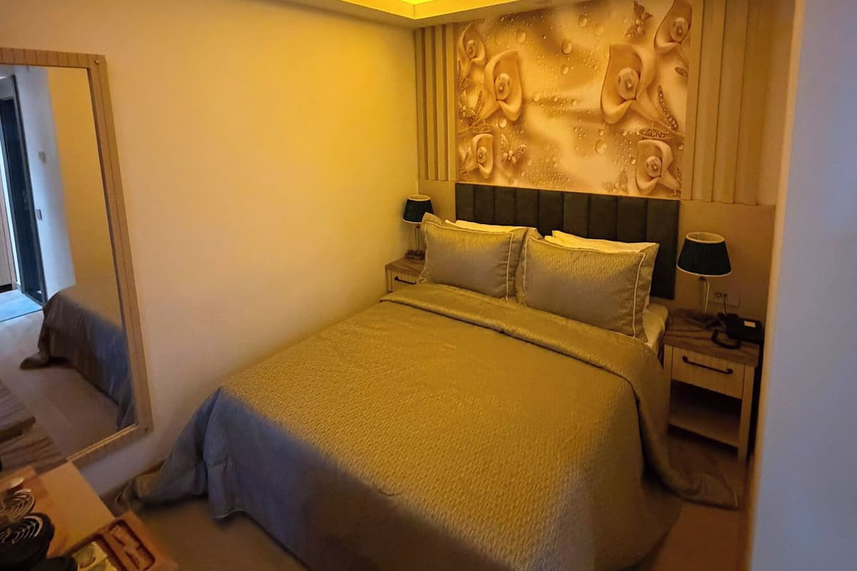 Ropa de cama de alta calidad, colchones con efecto memoria y minibar